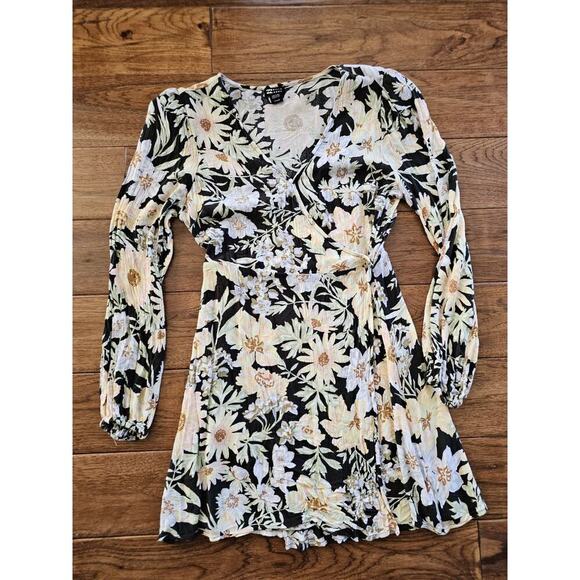Billabong Dresses & Skirts - Billabong Lotta Love Wrap Dress Floral Flowers Women's Size M Tropical Beach